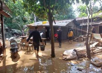 Brimob Peduli, Batalyon C Pelopor Satbrimob Polda Sumsel Bantu Warga Yang Terdampak Banjir