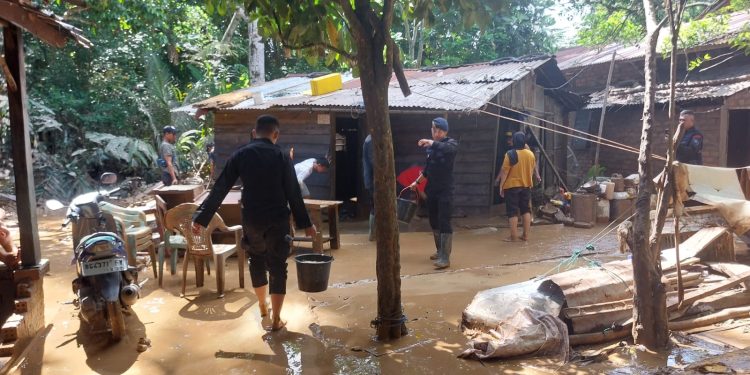 Brimob Peduli, Batalyon C Pelopor Satbrimob Polda Sumsel Bantu Warga Yang Terdampak Banjir