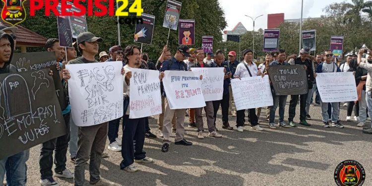 Ratusan Koalisi PERS Sumsel Geruduk Kantor DPRD Sumsel Tolak Revisi RUU Penyiaran