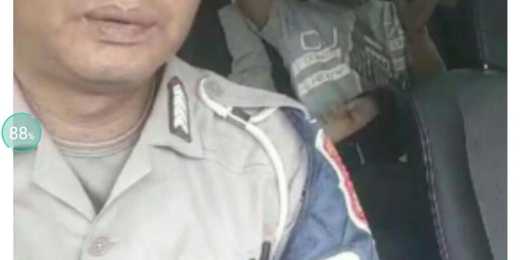 Personel PJR Polda Sumsel Tuai Pujian Sigap Menolong Ibu Hendak Melahirkan di Jalan