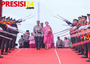 Dilepas Dengan Tradisi Pedang Pora, Komjen A Rachmad Wibowo dan Istri Tak Kuasa Meneteskan Air Mata.