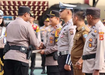 Kapolres OKUT AKBP Kevin Berikan Penghargaan Kapolsek MDS II IPTU Syahirul Alim