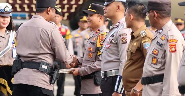 Kapolres OKUT AKBP Kevin Berikan Penghargaan Kapolsek MDS II IPTU Syahirul Alim