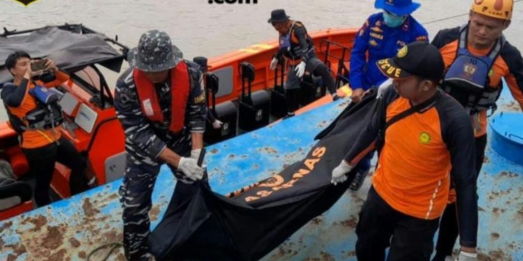 Posal Lanal Palembang Evakuasi 3 Mayat Korban Kecelakaan di Perairan Jambi