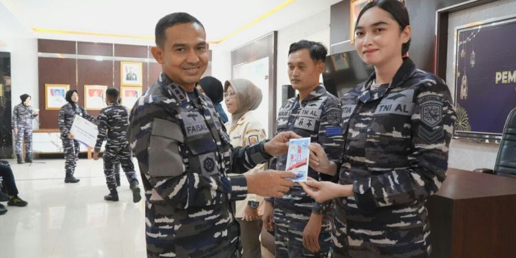 Lanal Palembang Ikut Ramaikan Pembagian Paket Lebaran Serentak TNI AL Tahun 2025