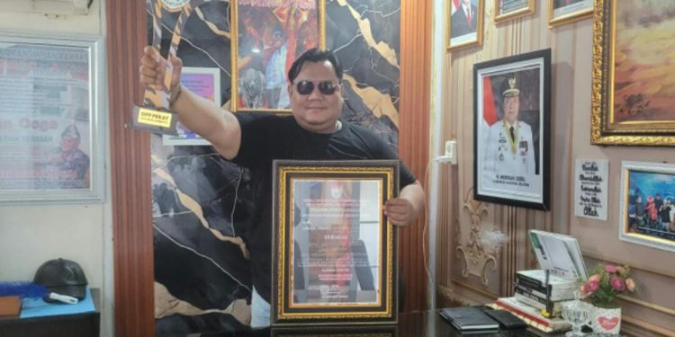 Yan Coga Ketua Koalisi Aktivis Rakyat Bawah Raih Penghargaan PEKAT IB Sumsel 2025