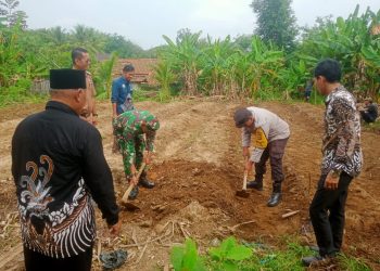 Bhabinkamtibmas Madang II Cek Lahan Ketahanan Pangan di Desa