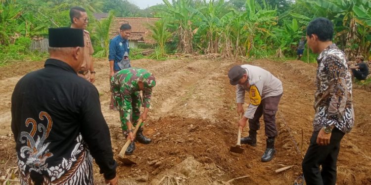 Bhabinkamtibmas Madang II Cek Lahan Ketahanan Pangan di Desa