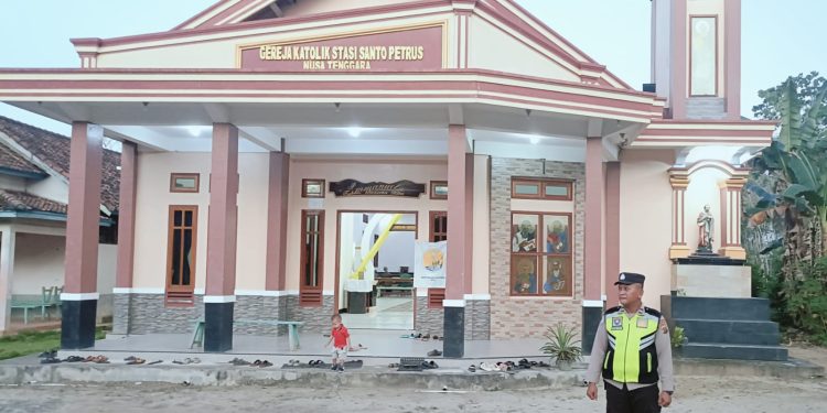 Minggu Kasih Polsek Belitang III dan pengamanan ibadah gereja sebagai langkah memperkuat Kamtibmas lingkungan