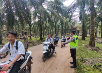 Polsek Belitang III Ciptakan Keamanan Dan Keselamatan Bantu Pengawalan Anak Sekolah