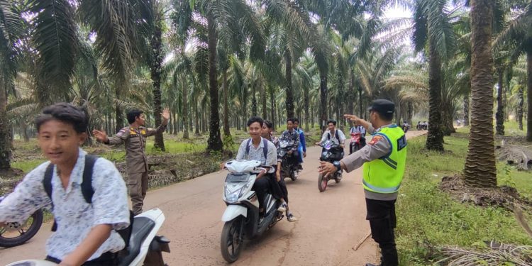 Polsek Belitang III Ciptakan Keamanan Dan Keselamatan Bantu Pengawalan Anak Sekolah