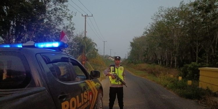 Jaga Kamtibmas, Polsek Belitang III Laksanakan Patroli Subuh