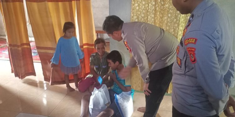 BANTUAN SOSIAL KAPOLRES OKU TIMUR KEPADA MASYARAKAT DISTABLITAS DESA BANU MAS KEC BP PELIUNG