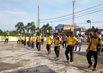 Jaga Kebugaran dan Soliditas, Personel Polsek Belitang III Gelar Olahraga Rutin di Halaman Mako