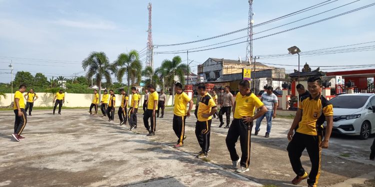 Jaga Kebugaran dan Soliditas, Personel Polsek Belitang III Gelar Olahraga Rutin di Halaman Mako