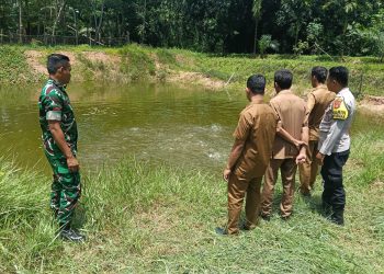 Bhabinkamtibmas Desa Banjar Rejo Cek Kolam Budidaya Ikan Patin Milik Warga Binaan