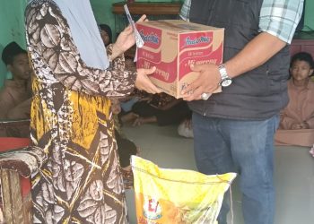 Ketua Forum DPC Cakar Sriwijaya Berbagi Jumat Barokah, Edy Medan : Bukan Karena Kita Kaya Tapi Ada Sedikit Rejeki yang Memang Ada Untuk Mereka