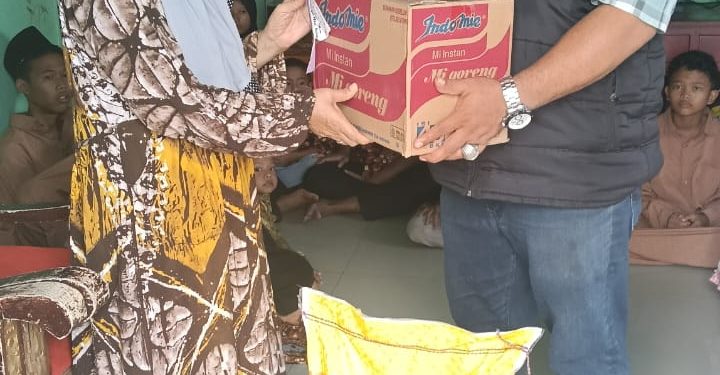 Ketua Forum DPC Cakar Sriwijaya Berbagi Jumat Barokah, Edy Medan : Bukan Karena Kita Kaya Tapi Ada Sedikit Rejeki yang Memang Ada Untuk Mereka