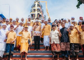 Gubernur Lampung Mirza Hadiri Perayaan Suci Galungan dan Kuningan di Pura Kahyangan Jagat Kerthi Bhuana