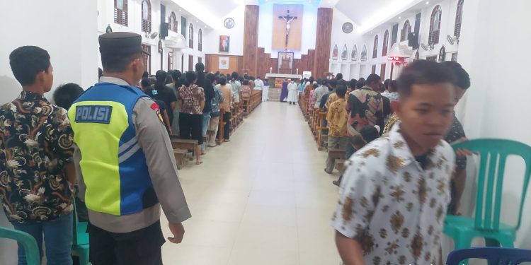 Kegiatan Minggu Kasih Polsek Belitang III dalam rangka pengamanan ibadah gereja