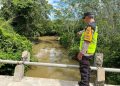 Antisipasi Banjir, Personel Polsek Belitang III cek Debit Air Sungai