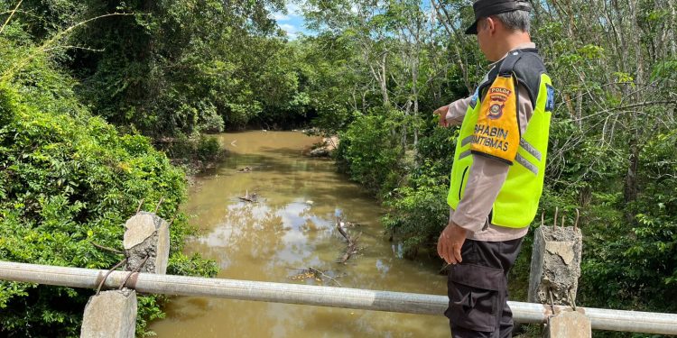 Antisipasi Banjir, Personel Polsek Belitang III cek Debit Air Sungai