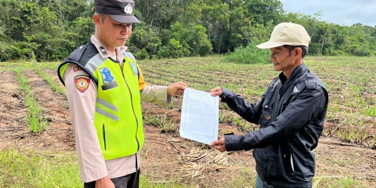 Bhabinkamtibmas Polsek Belitang III Cegah Karhutla 