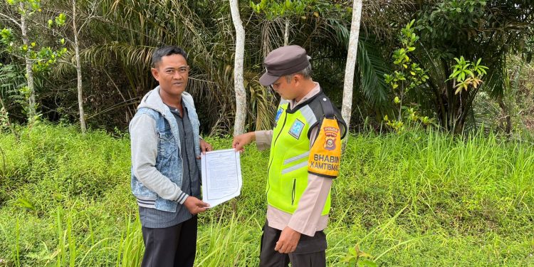 Bhabinkamtibmas berikan himbauan Jangan Buka Lahan Dengan Dibakar