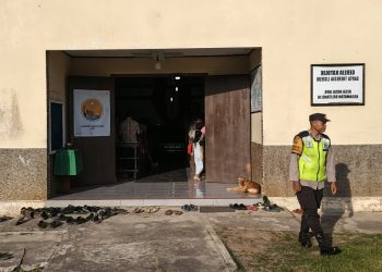 Personil Polsek Belitang III melaksanakan kegiatan pengamanan ibadah gereja