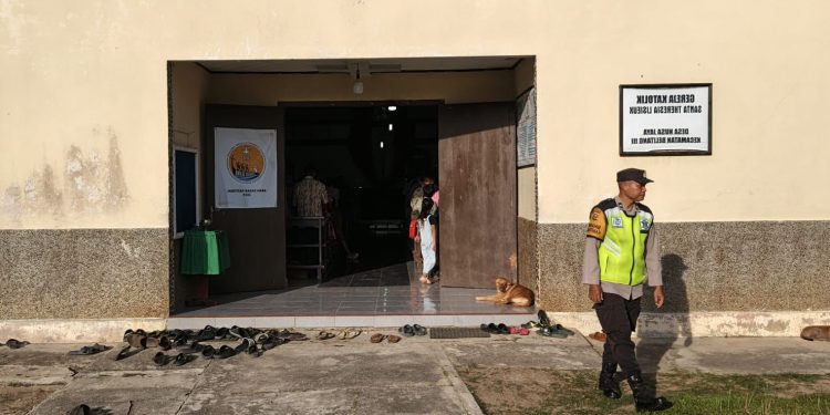 Personil Polsek Belitang III melaksanakan kegiatan pengamanan ibadah gereja