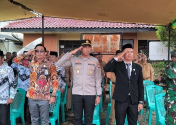 KAPOLSEK BELITANG III MENGHADIRI UPACARA DALAM RANGKA MEMPERINGATI HUT PGRI KE 80 DAN HARI GURU NASIONAL TAHUN 2025 DI LAPANGAN KANTOR KECAMATAN BELITANG III KAB. OKU TIMUR