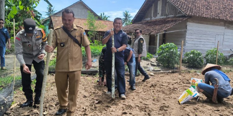 Bukti Nyata, Bhabinkamtibmas Polsek Belitang III Ada di Tengah Masyarakat