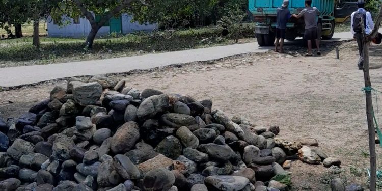 Ibarat Menjilat Ludah Sendiri, Kades Nanga Mbaur Kembali Memprovokasi Warga Batu Dua Ret Yang Diduga Kuat Untuk Pembangunan Kantor Kopdes Merah Putih Didroping di Lapangan Olahraga