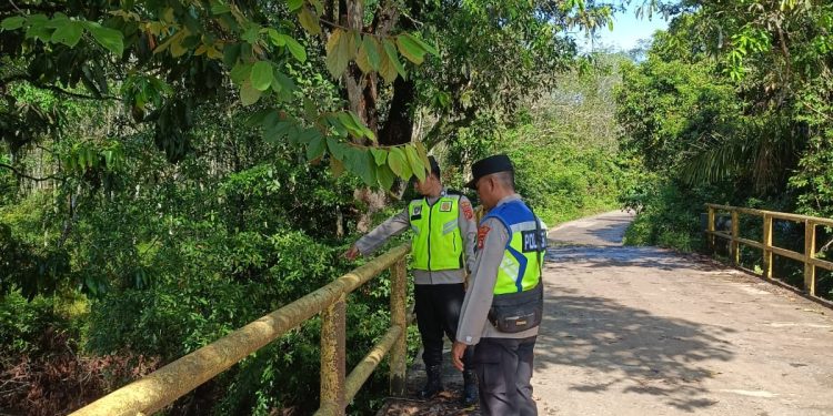 Musim Penghujan, Polsek Belitang III Cek Debit Air Sungai