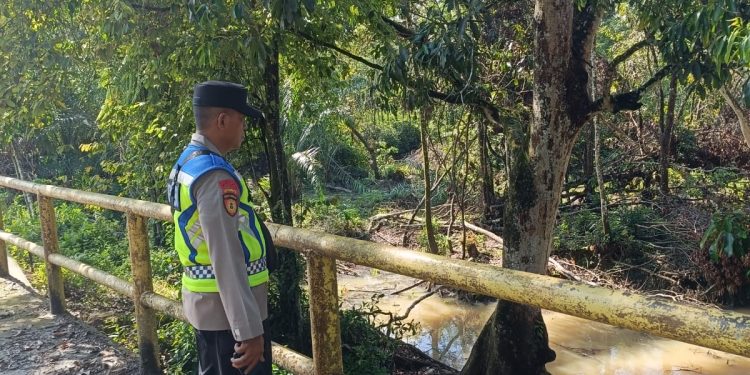 Salah Satu Langkah Antisipasi Banjir, Personel Polsek Belitang III cek Debit Air Sungai