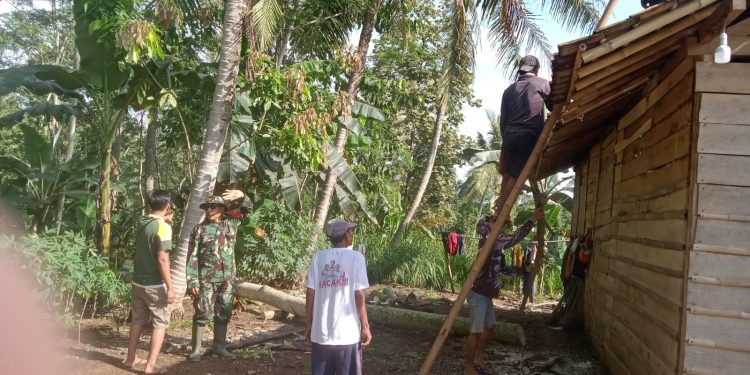 Anggota Koramil 421-/07 Sidomulyo Serka Saryono Bantu Warga Renovasi Rumah di Sidorejo