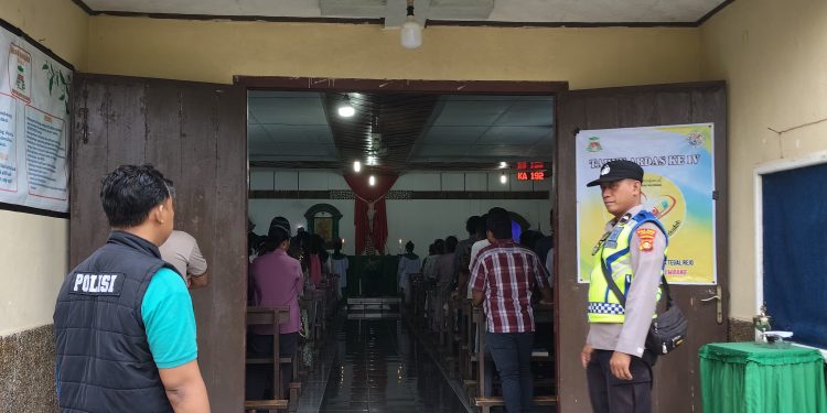 Personil Polsek Belitang III melaksanakan kegiatan pengamanan ibadah gereja