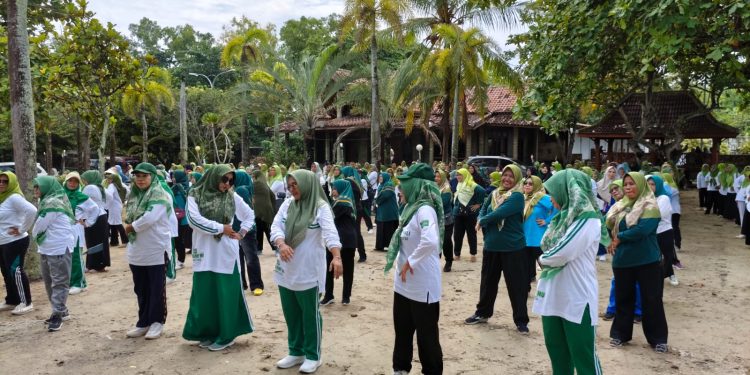 Putihkan Pantai Aruna, Ratusan Muslimat NU Lampung Selatan Songsong Ramadhan dengan Bugar