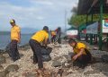 Polsek Katibung Gelar Aksi Bersih Pantai Tanjung Selaki