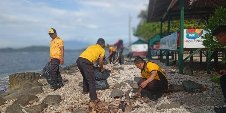 Polsek Katibung Gelar Aksi Bersih Pantai Tanjung Selaki