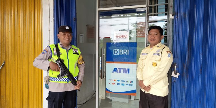 Antisipasi Gangguan Kamtibmas Anggota Polsek Belitang III lakukan Patroli Objek Vital